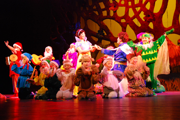 鼓勵孩子參加幼兒園演出 提高孩子的適應能力