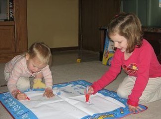 寶寶喜歡亂寫(xiě)亂畫(huà),如何正確引導(dǎo)