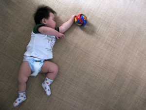 寶寶睡覺會流很多汗是怎么回事?怎么辦