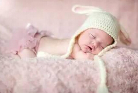 寶寶睡覺老翻身是怎么回事?正常嗎?