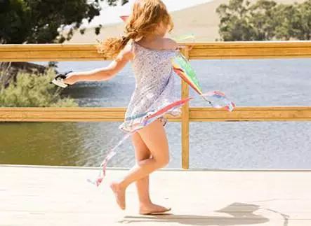 為什么孩子總喜歡光著腳走來(lái)走去,這樣有好處嗎