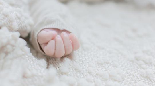 С���ӽ�����􇣣�С�Ļ���������˯�ߺ�����ͣ��ͨ��C����